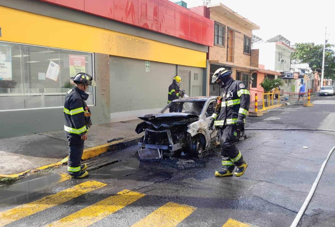 Se incendia automóvil en fraccionamiento Vistamar, en Veracruz