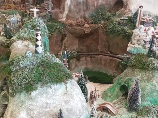 Sorprende gigantesca Villa Navideña en tradicional café de Veracruz