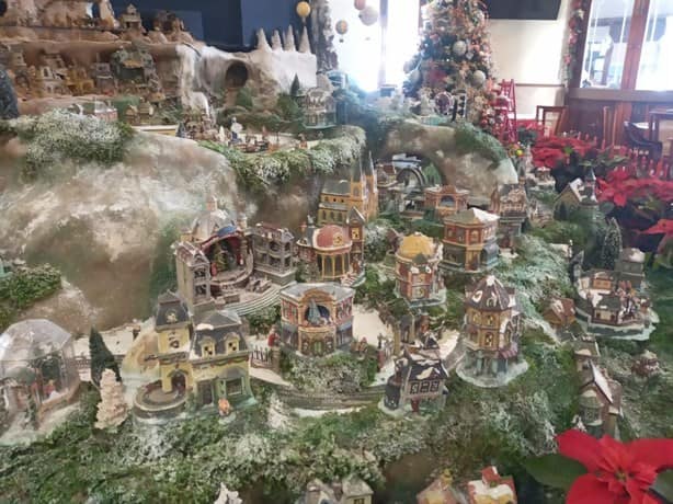 Sorprende gigantesca Villa Navideña en tradicional café de Veracruz