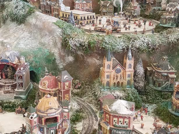 Sorprende gigantesca Villa Navideña en tradicional café de Veracruz