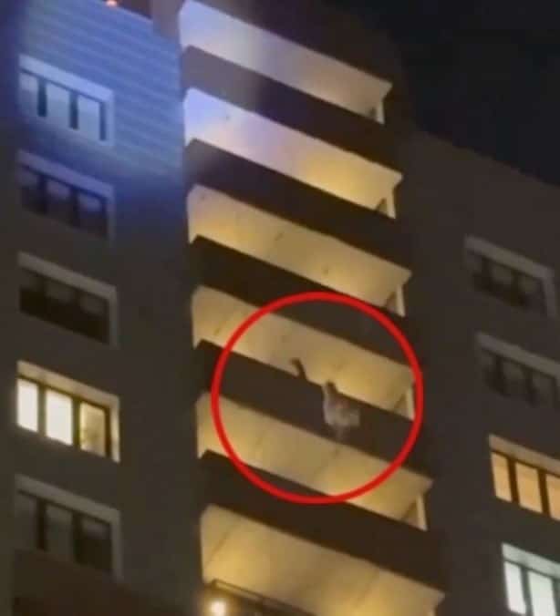 VIDEO: Hombre se viste de Santa Claus para sorprender a sus hijos y cae desde un piso 26