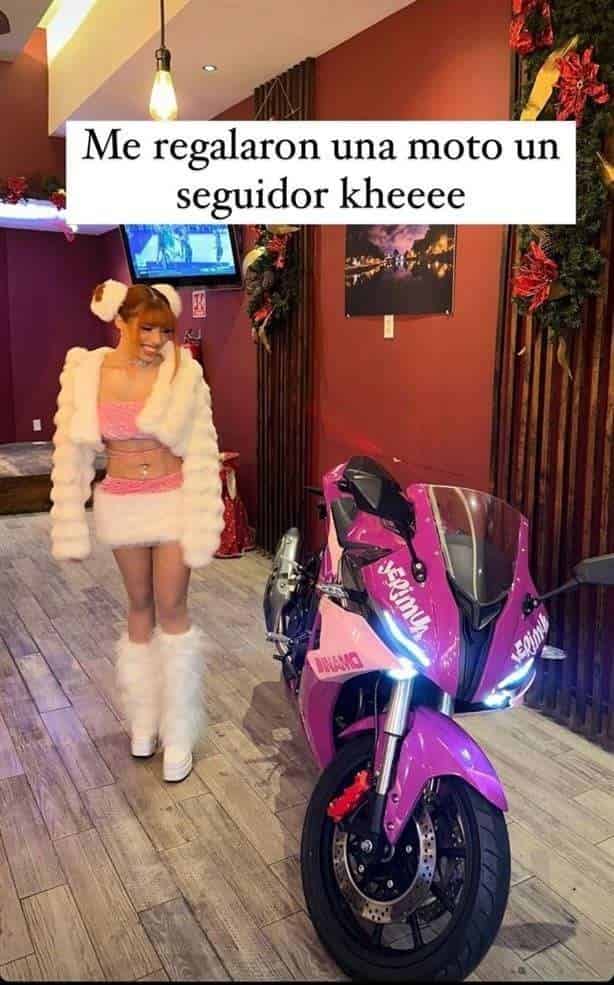 Seguidor de Yeri MUA le regala una moto durante su concierto en Veracruz