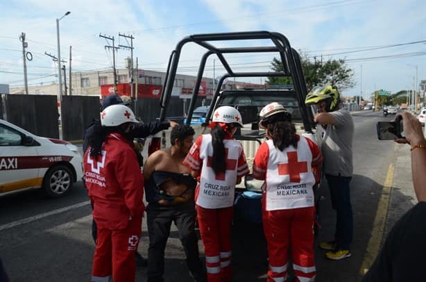 Policías evitan que un hombre se lance de un puente en Veracruz