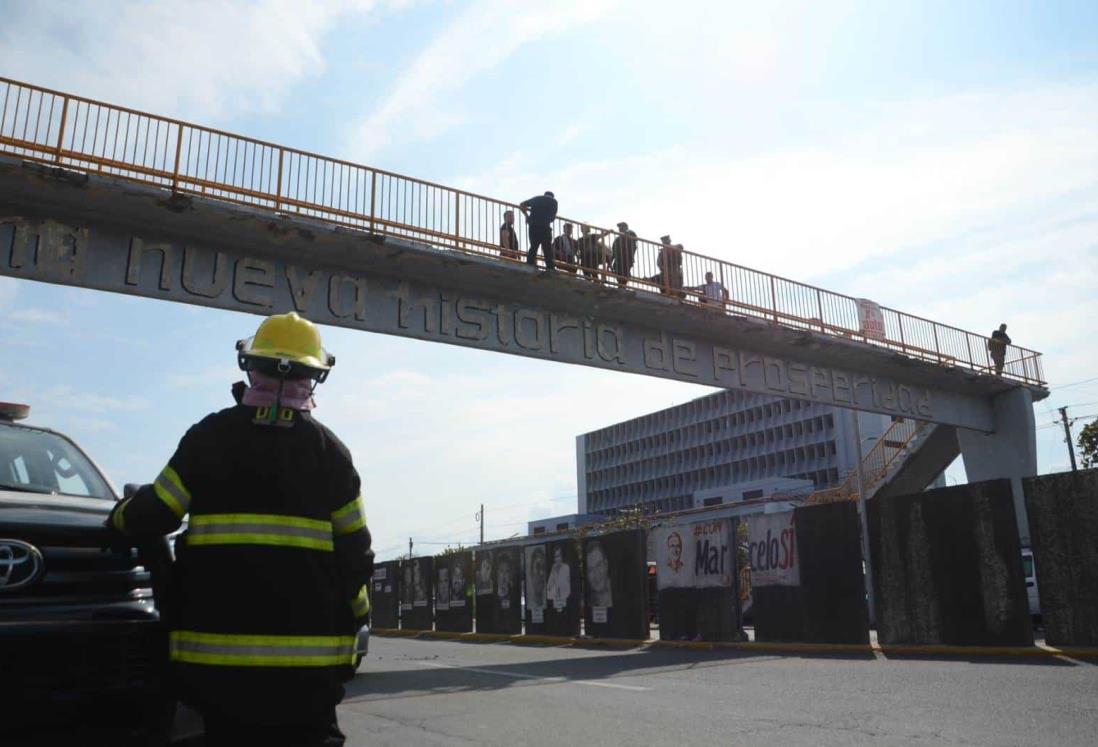 Policías evitan que un hombre se lance de un puente en Veracruz