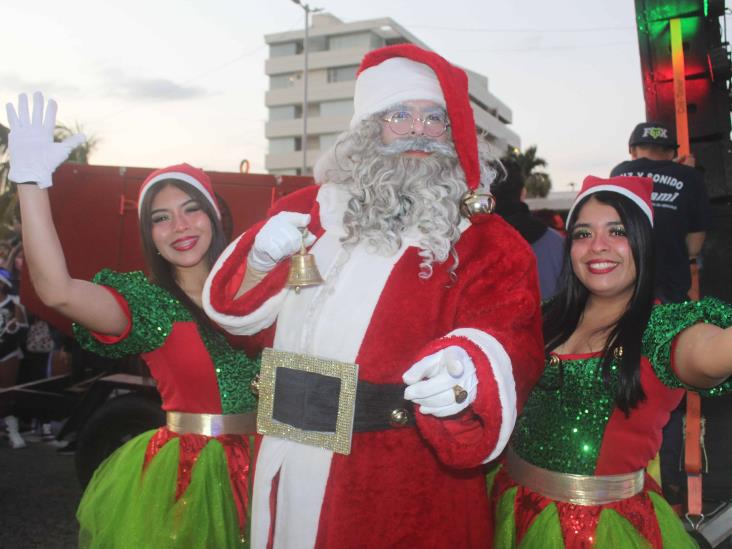 Familias veracruzanas gozaron del Primer Desfile Navideño 2023