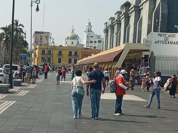 Turistas aprovechan buen clima y abarrotan las zonas turísticas de Veracruz | VIDEO