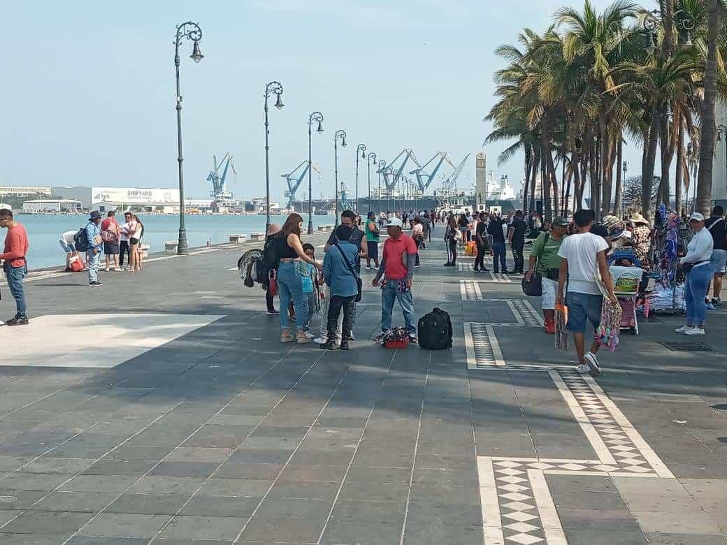 Turistas aprovechan buen clima y abarrotan las zonas turísticas de Veracruz | VIDEO