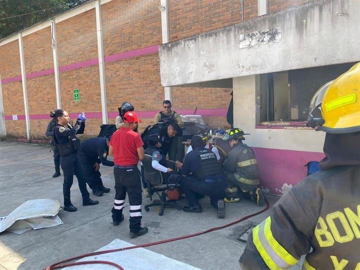 Oficial del IPAX se atora en alcantarilla en bodega de la Secretaría de Salud de Xalapa