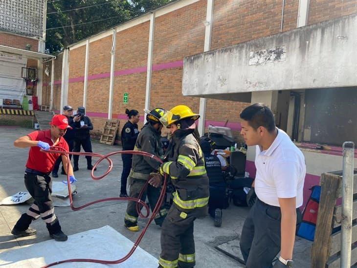 Oficial del IPAX se atora en alcantarilla en bodega de la Secretaría de Salud de Xalapa