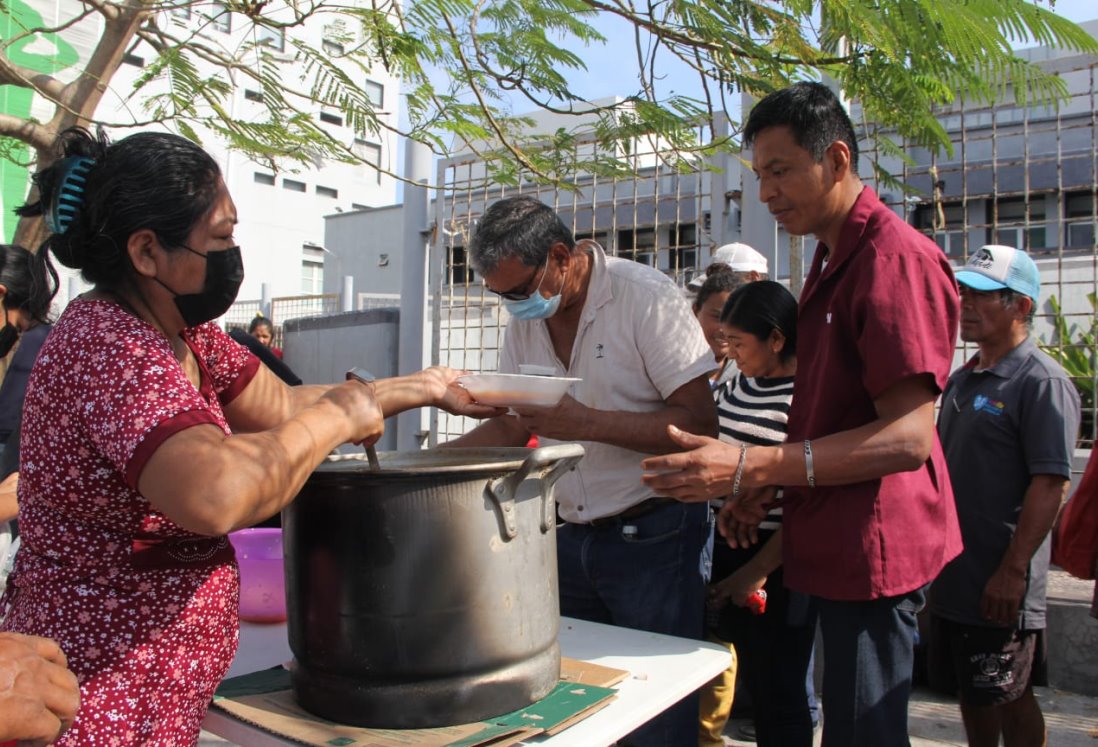 Regalo de Navidad: alimentan con pozole a familiares que esperan afuera del Hospital Regional