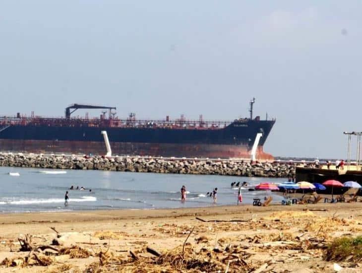 Locales y turistas aprovechan el sol para refrescarse en la playa de Coatzacoalcos