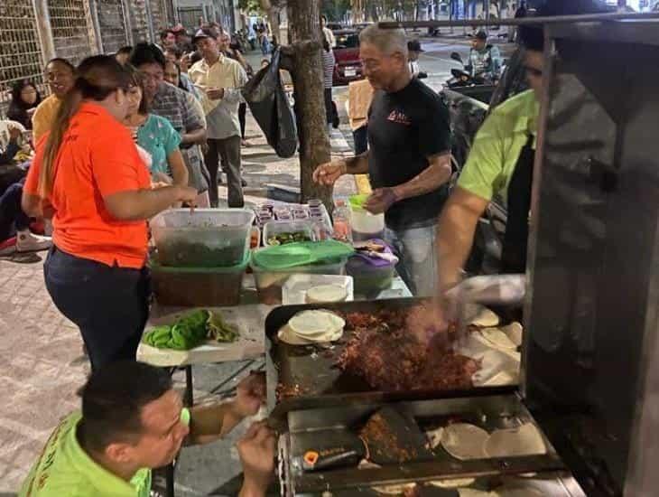 Taquería de Veracruz llevó cena de Navidad a familiares de enfermos afuera del hospital