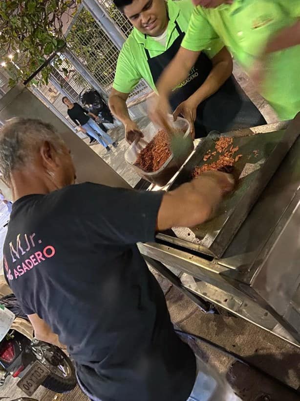 Taquería de Veracruz llevó cena de Navidad a familiares de enfermos afuera del hospital