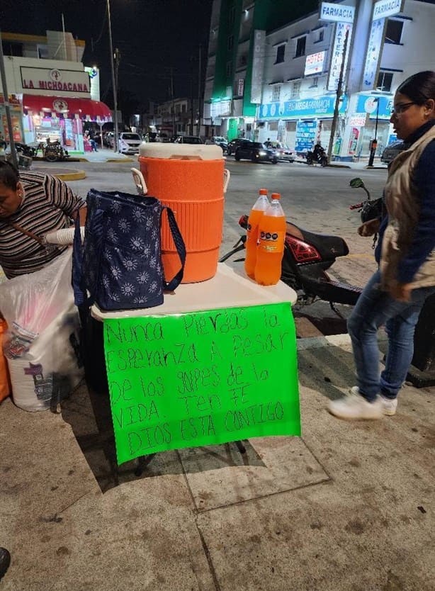 Llevan cena de Navidad a familiares de pacientes en el Hospital Regional de Veracruz