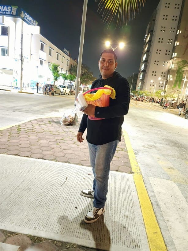 Llevan cena de Navidad a familiares de pacientes en el Hospital Regional de Veracruz