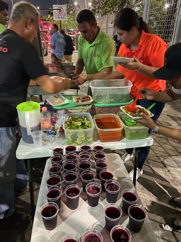 Taquería de Veracruz llevó cena de Navidad a familiares de enfermos afuera del hospital