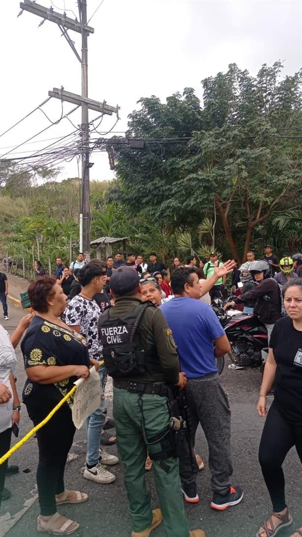 Liberan carretera Antón Lizardo tras bloqueo por vecinos