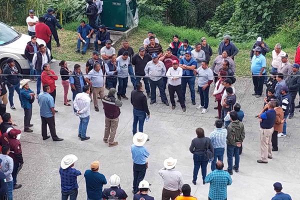 Conflicto en Tuxpango:  protestan por cierre de carretera en Ixtaczoquitlán (+Video)