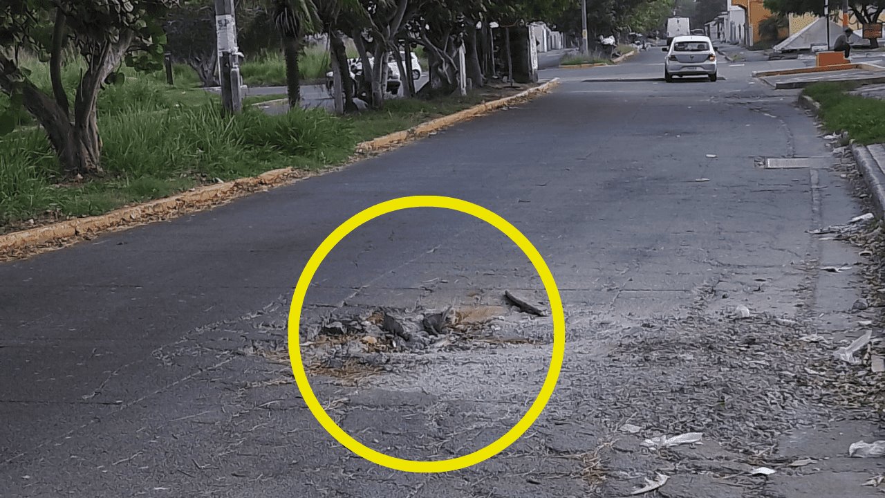 Socavón en avenida de Puente Moreno pone en peligro a conductores y vecinos