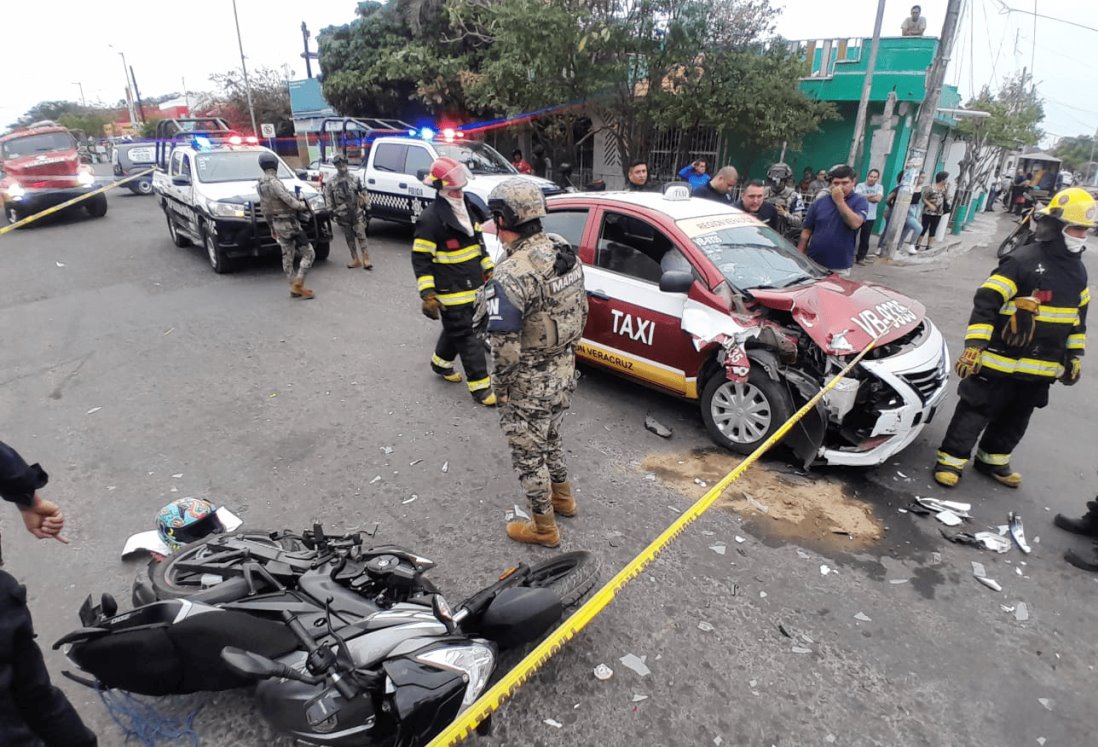 Fuerte accidente; motociclista se estrella contra taxi en Veracruz