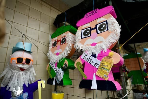 Antes de año nuevo sube precio de piñatas con forma de El Viejo