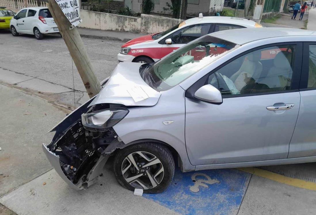 Auto choca contra poste y lo parte a la mitad en la colonia El Coyol, en Veracruz