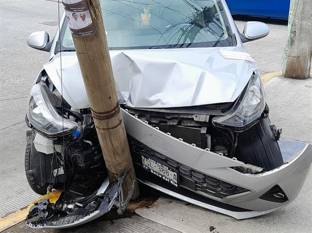 Auto choca contra poste y lo parte a la mitad en la colonia El Coyol, en Veracruz