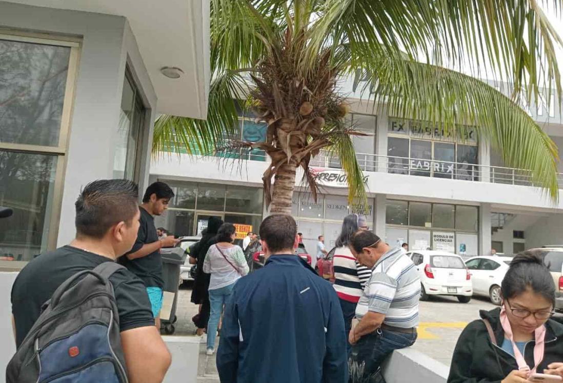 Hicieron fila por 5 horas en Módulo de Licencias de Veracruz y al final los corrieron para cerrar | VIDEO