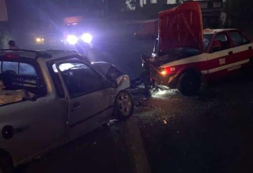 Aparatoso choque frontal en la carretera Huatusco-Totutla