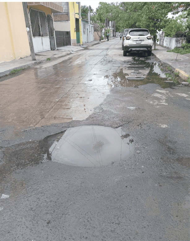 ¡Apesta! Vecinos de la colonia Río Jamapa denuncian drenaje tapado