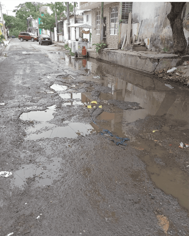 ¡Apesta! Vecinos de la colonia Río Jamapa denuncian drenaje tapado