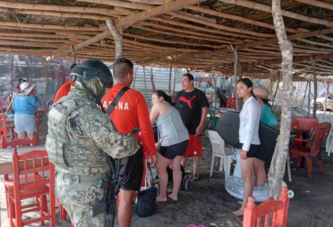 Rescatan a niña en playa de Chachalacas