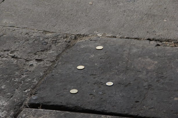 ¡Inocentes palomitas! Realizan tradicional broma de la cartera en mercados de Veracruz | VIDEO