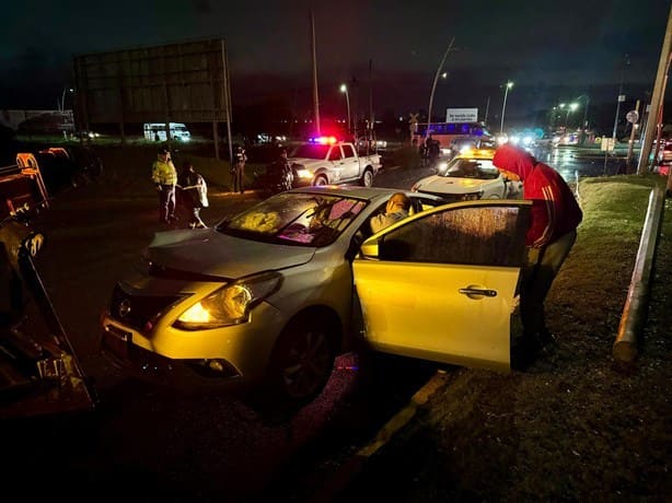 Tren arrastra auto en Medellín; trataron de ganarle el paso a la locomotora