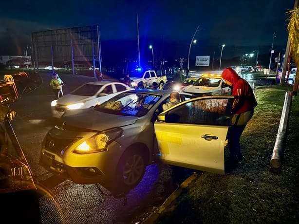 Tren arrastra auto en Medellín; trataron de ganarle el paso a la locomotora