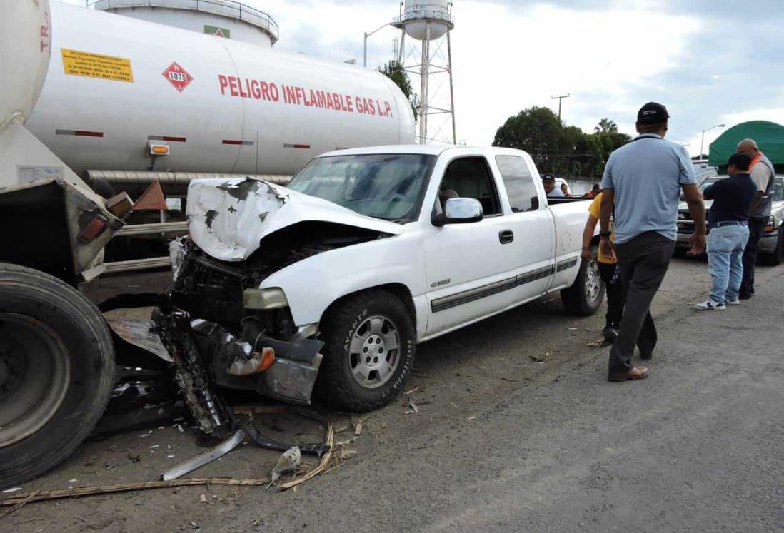 Se estrellan contra una pipa en Veracruz que estaba a punto de cargar gasolina