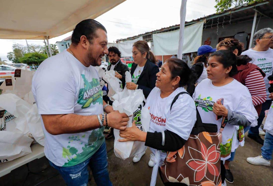 Entregan 2 mil 500 pollos en el “Dren B” de la colonia Carranza, en Boca del Río