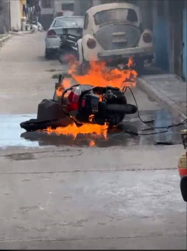 Se incendia moto en Alvarado; cierran calle por fiesta y Bomberos demoraron en llegar