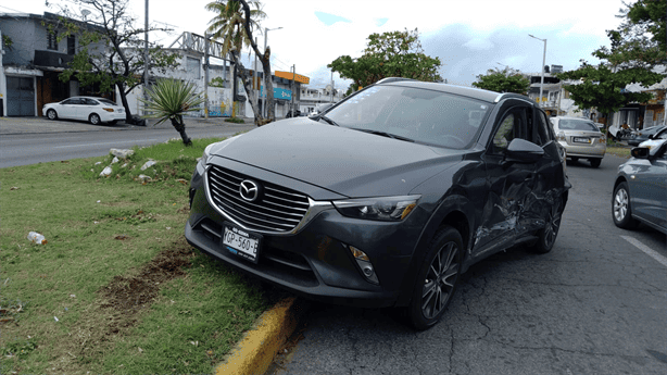 Por pasarse la luz roja: Choque de taxi y camioneta en avenida Cuauhtémoc