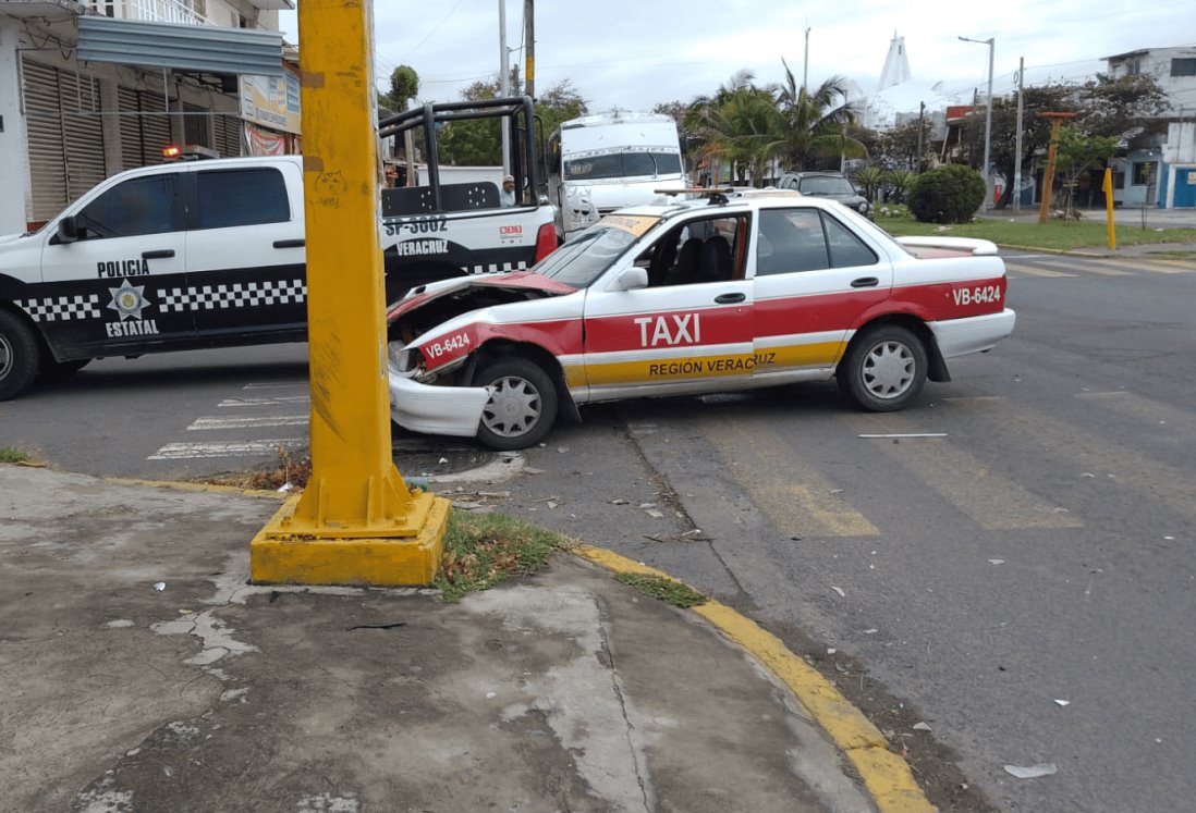 Por pasarse la luz roja: Choque de taxi y camioneta en avenida Cuauhtémoc