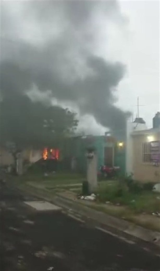 Se incendia casa en fraccionamiento Lomas 4 en Veracruz | VIDEO