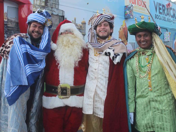 Familias boqueñas disfrutan desfile navideño