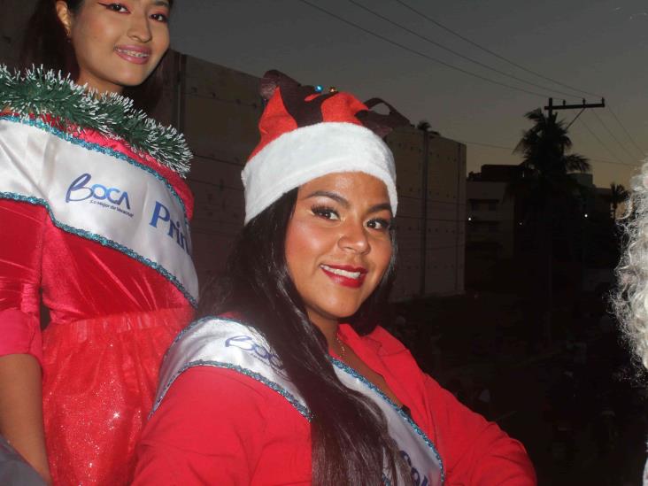 Familias boqueñas disfrutan desfile navideño