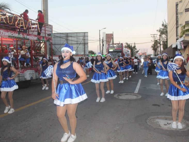 Familias boqueñas disfrutan desfile navideño