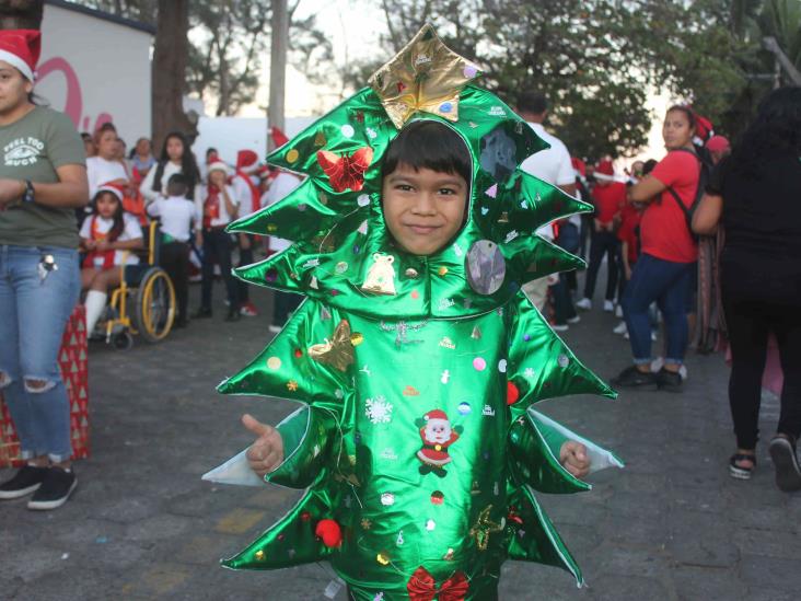 Familias boqueñas disfrutan desfile navideño