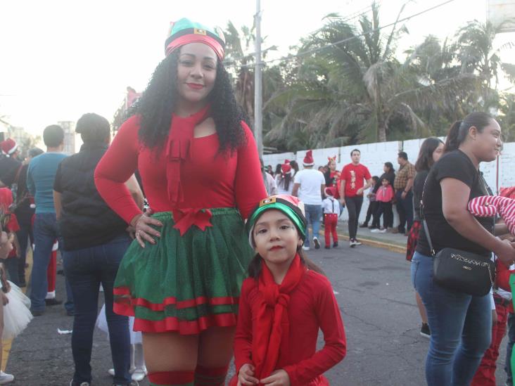 Familias boqueñas disfrutan desfile navideño