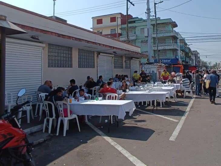 En el Puerto de Veracruz con un caldo caliente y picoso curan la cruda de año nuevo