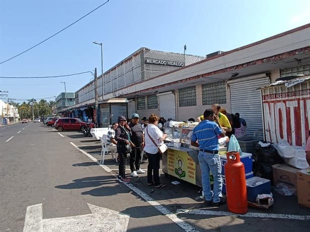 En el Puerto de Veracruz con un caldo caliente y picoso curan la cruda de año nuevo