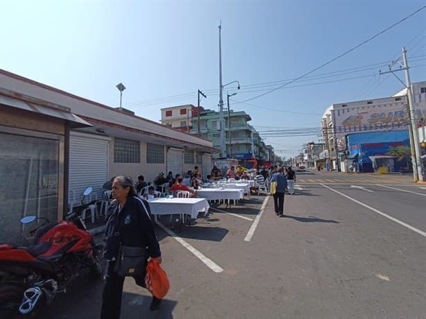 En el Puerto de Veracruz con un caldo caliente y picoso curan la cruda de año nuevo