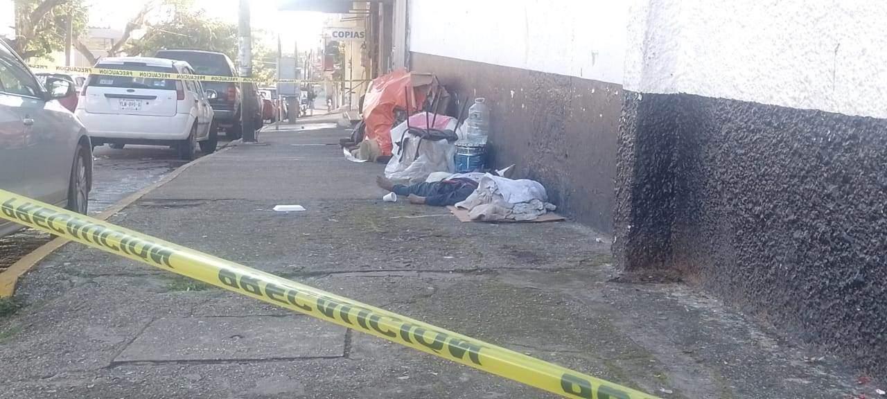 Fallece hombre en situación de calles afuera de hospital en Coatzacoalcos